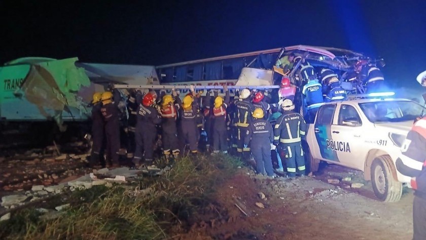 San Miguel del Monte: cuatro muertos y varios heridos por el choque de un camión con un colectivo