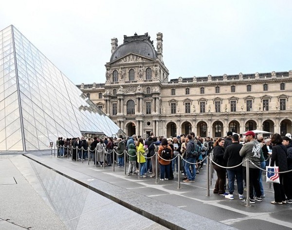 Reabrió el Louvre tres días después del robo de joyas